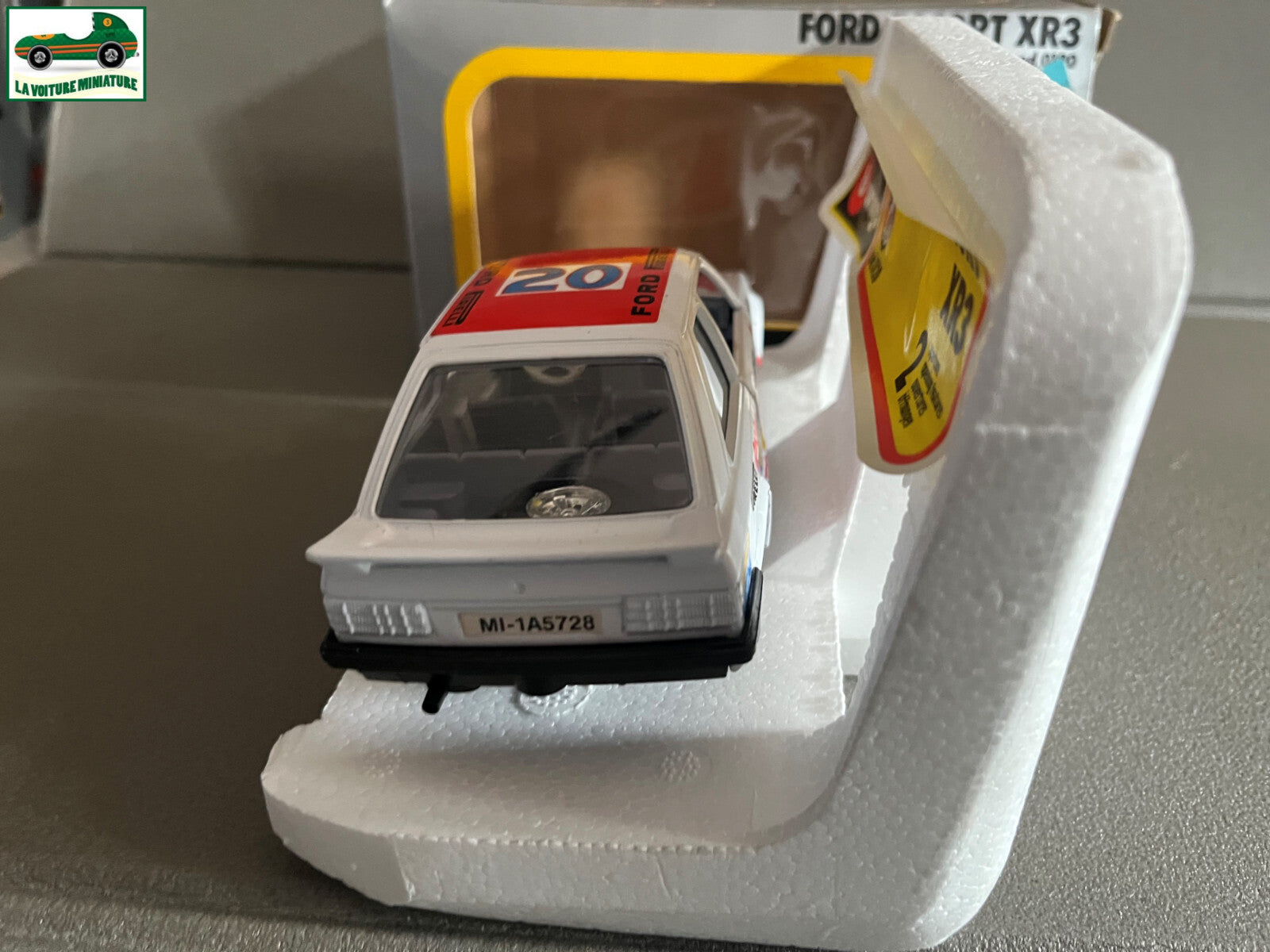 Ancienne Voiture miniature Ford Escort XR3 cod. 0120 Burago au 1/24