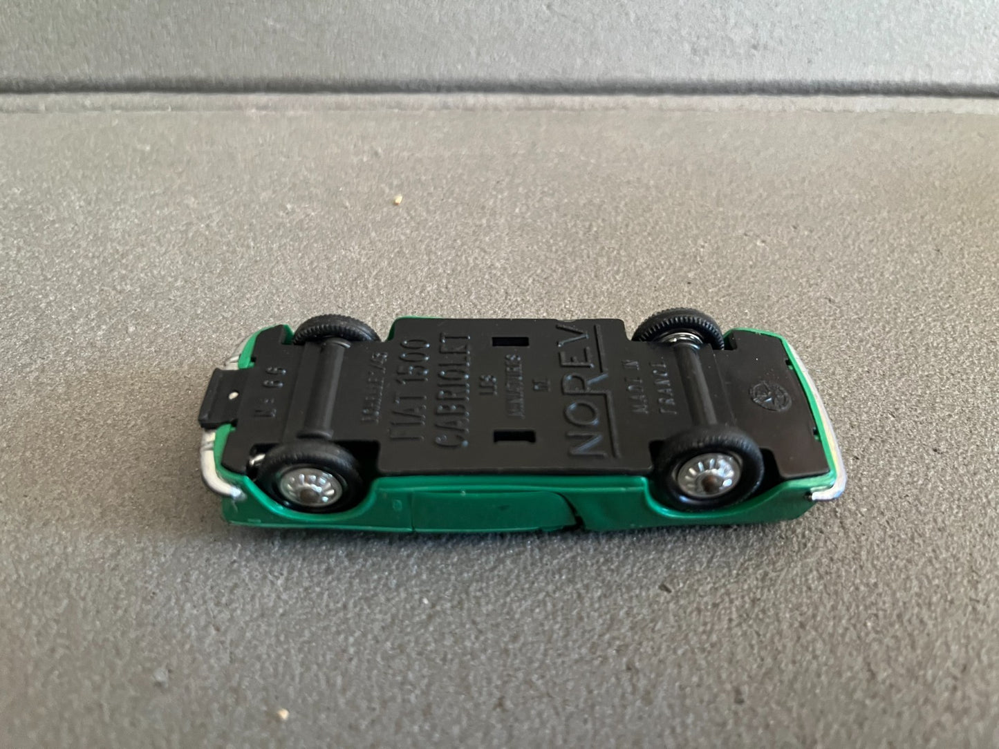 Ancienne Voiture Miniature Fiat 1500 Cabriolet Norev Plastique France Epave