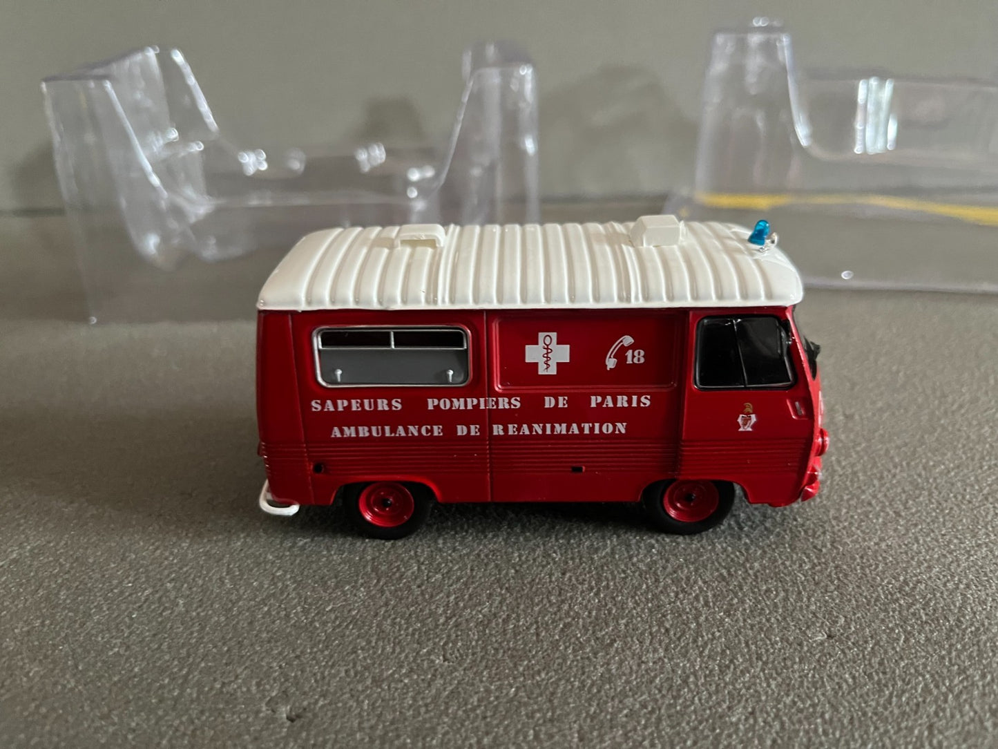 Voiture miniature Camion Peugeot J7 Ambulance Paris Pompiers Hachette 1/43