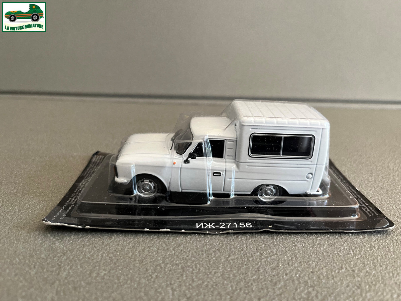 Voiture Miniature IZH 27156 Pays de L'est URSS Russie au 1/43
