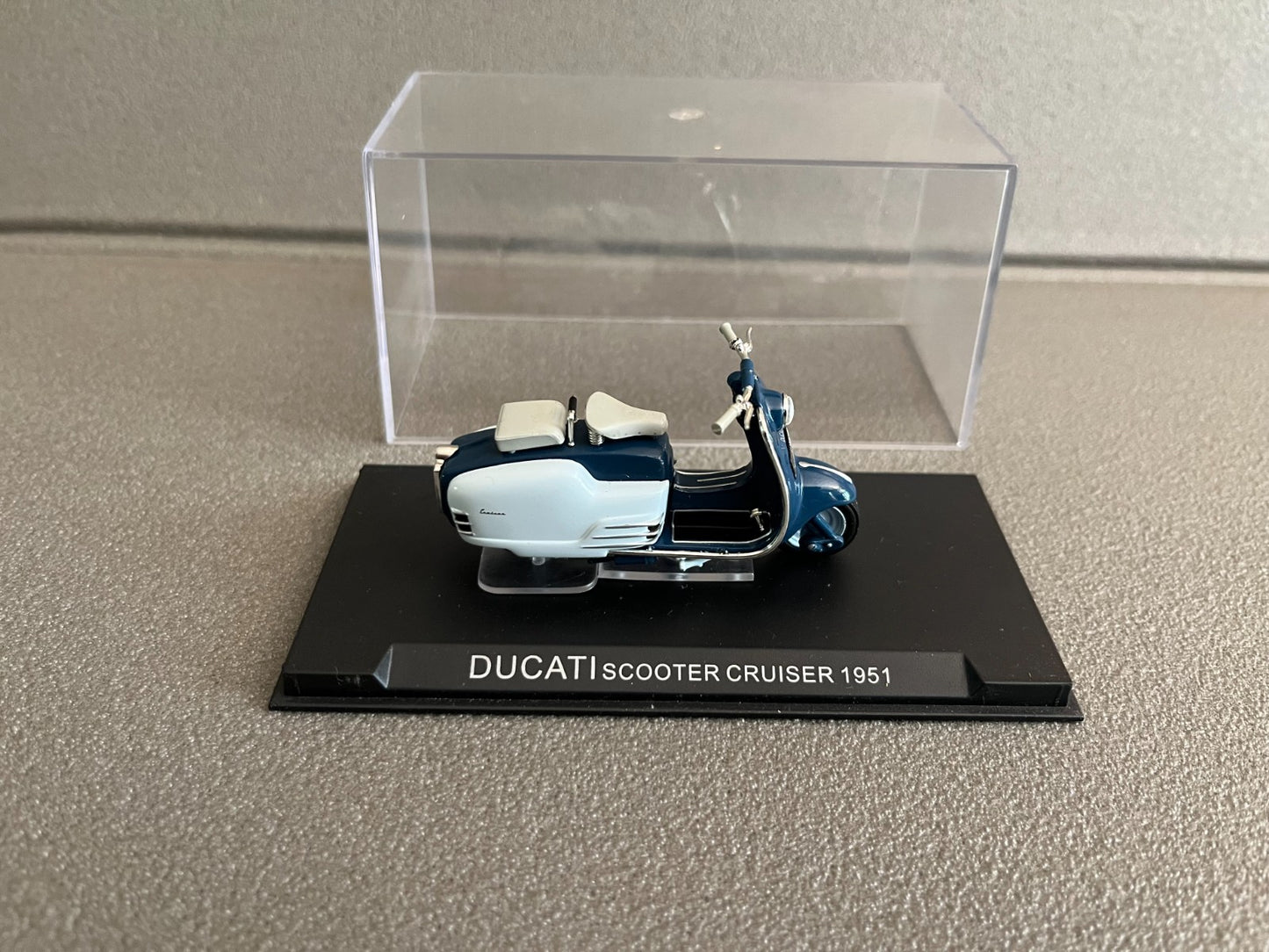 Moto miniature Italienne Ducati Scooter Cruiser 1951 1/24