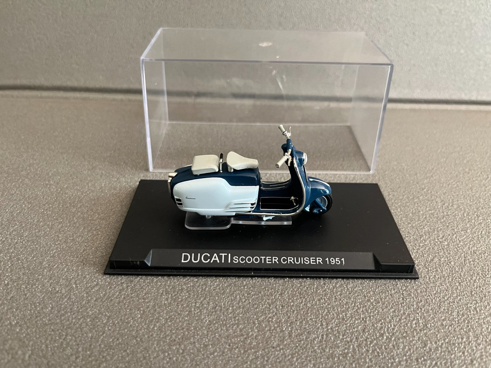 Moto miniature Italienne Ducati Scooter Cruiser 1951 1/24