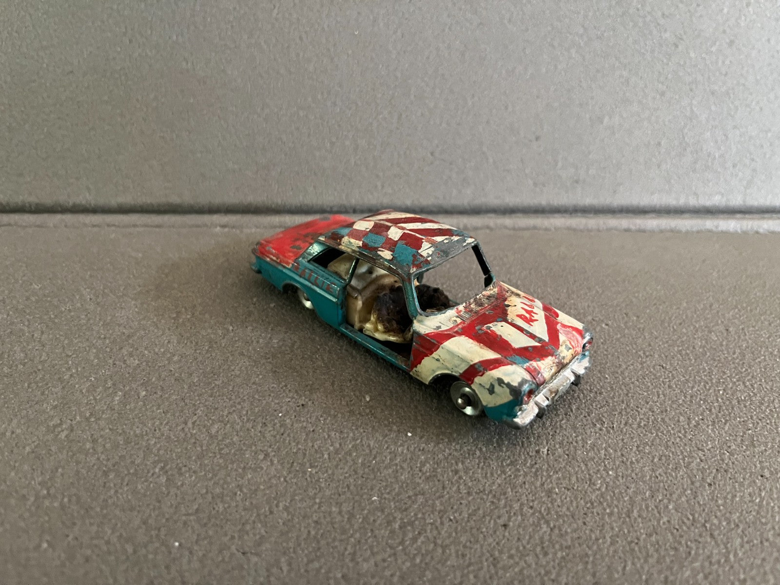 Ancienne Miniature Voiture Ford Taunus 12M Dinky Toys Meccano France Epave