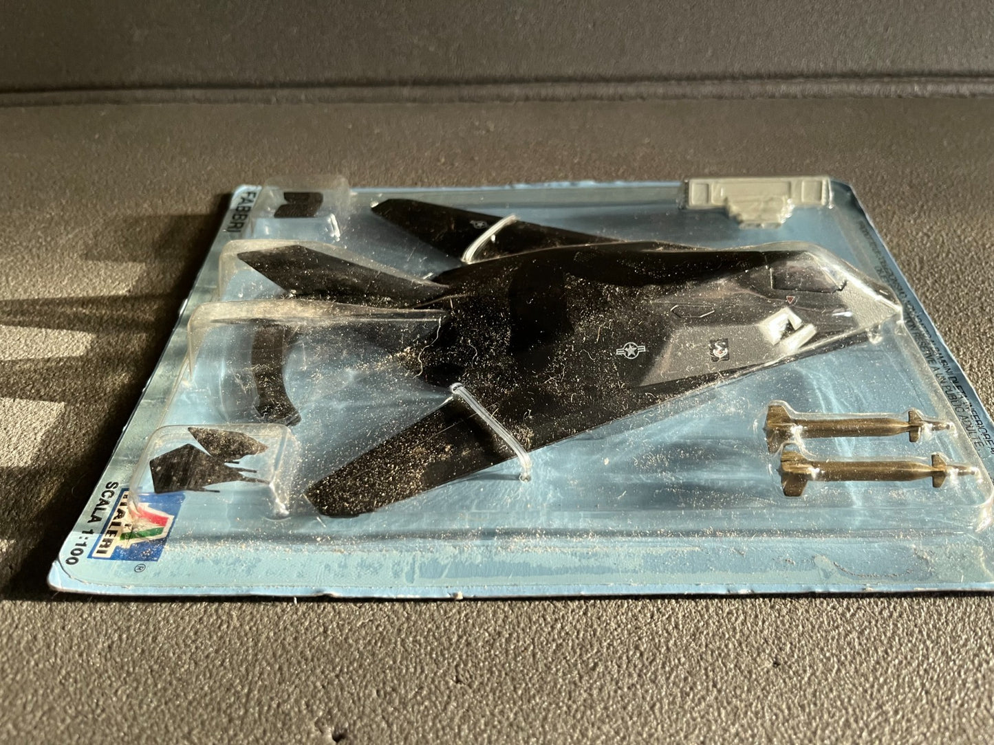 Avion miniature Militaire F-117 Stealth Italeri 1/100