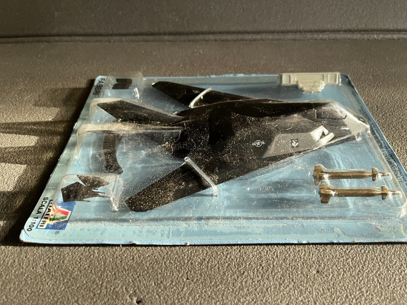 Avion miniature Militaire F-117 Stealth Italeri 1/100