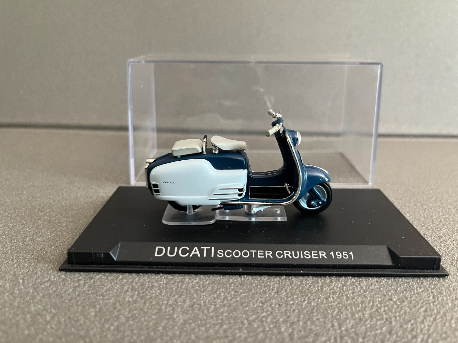 Moto miniature Italienne Ducati Scooter Cruiser 1951 1/24