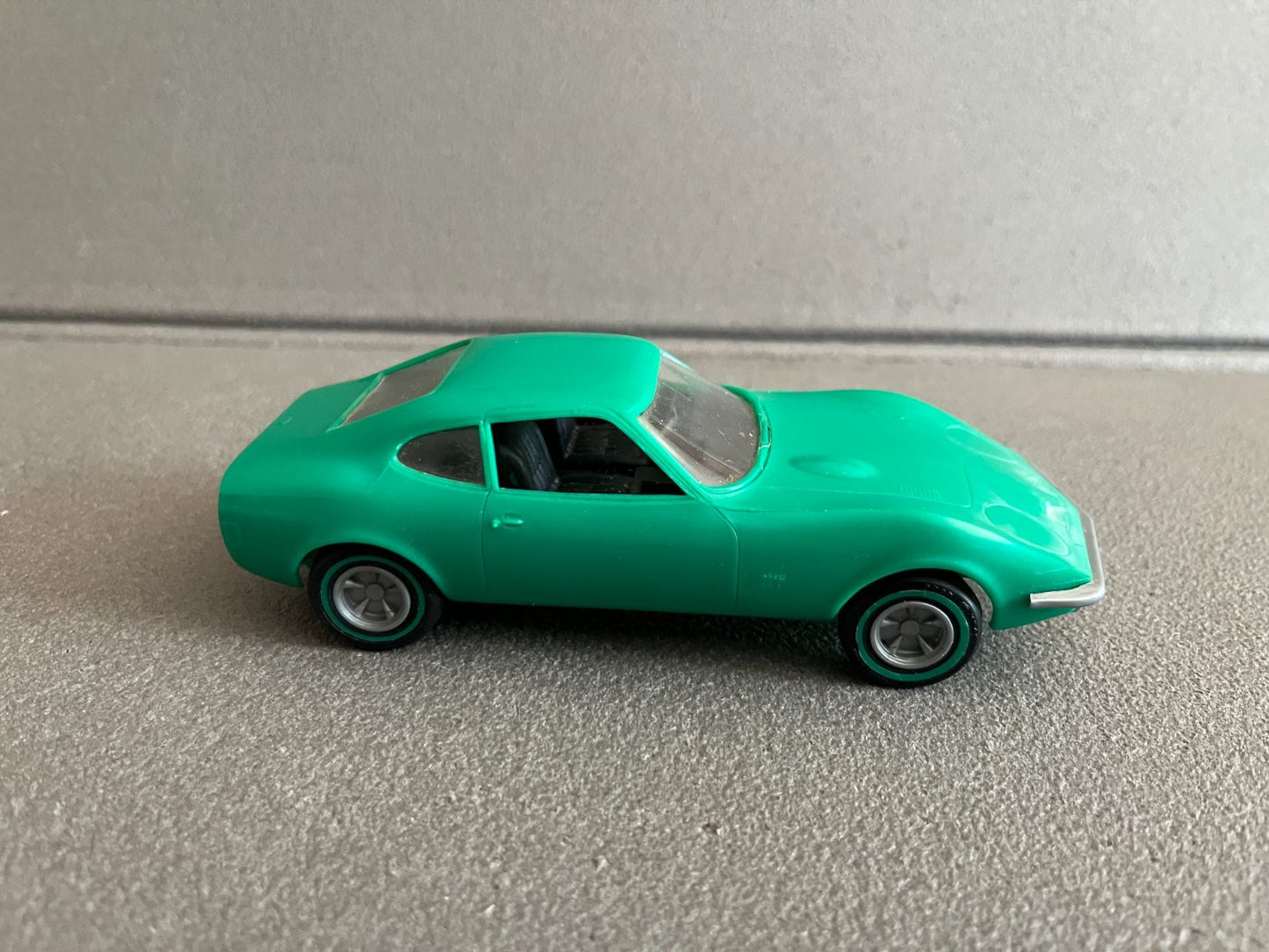 Voiture Miniature Kit plastique monté Opel GT Revell 1/32