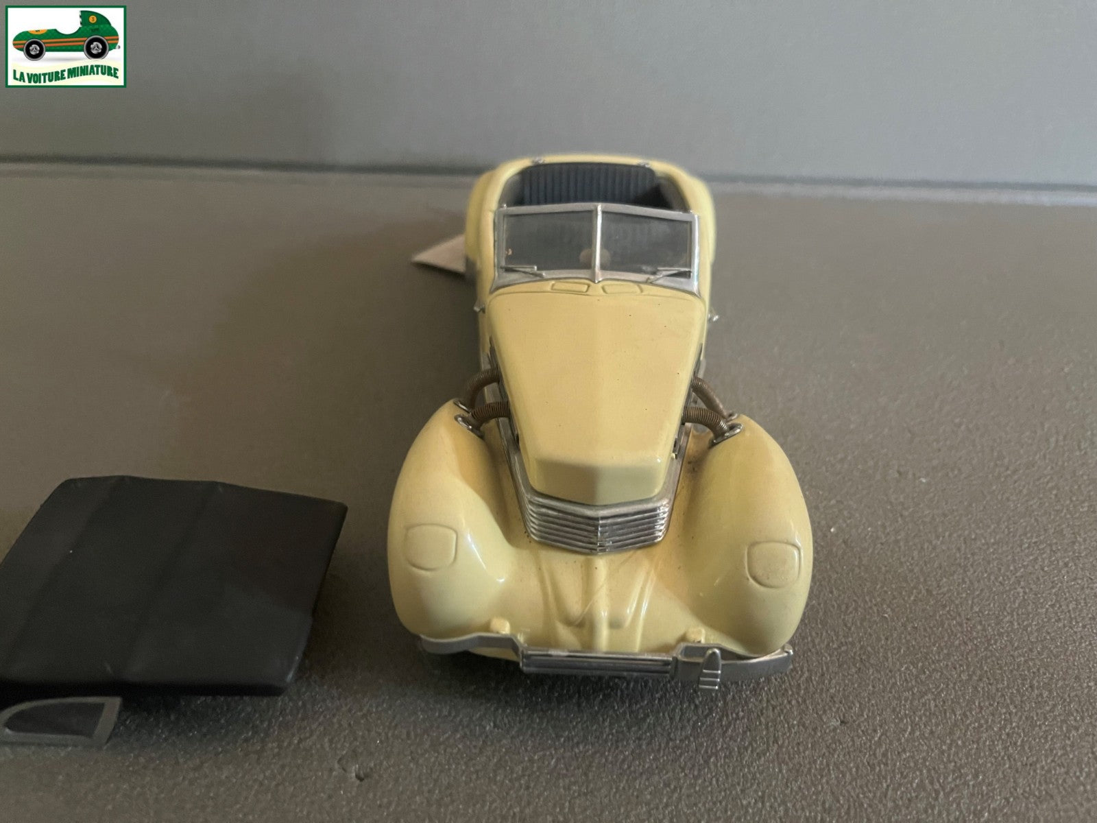 Voiture miniature 1937 Cord 812 Phaeton Coupé Franklin Mint 1/24 Défauts
