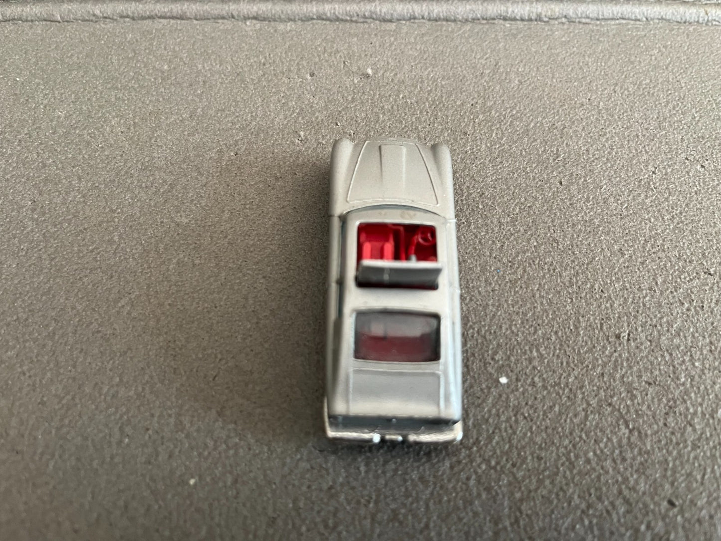 Ancienne Miniature Voiture James Bond 007 Aston Martin Husky Gt Britain