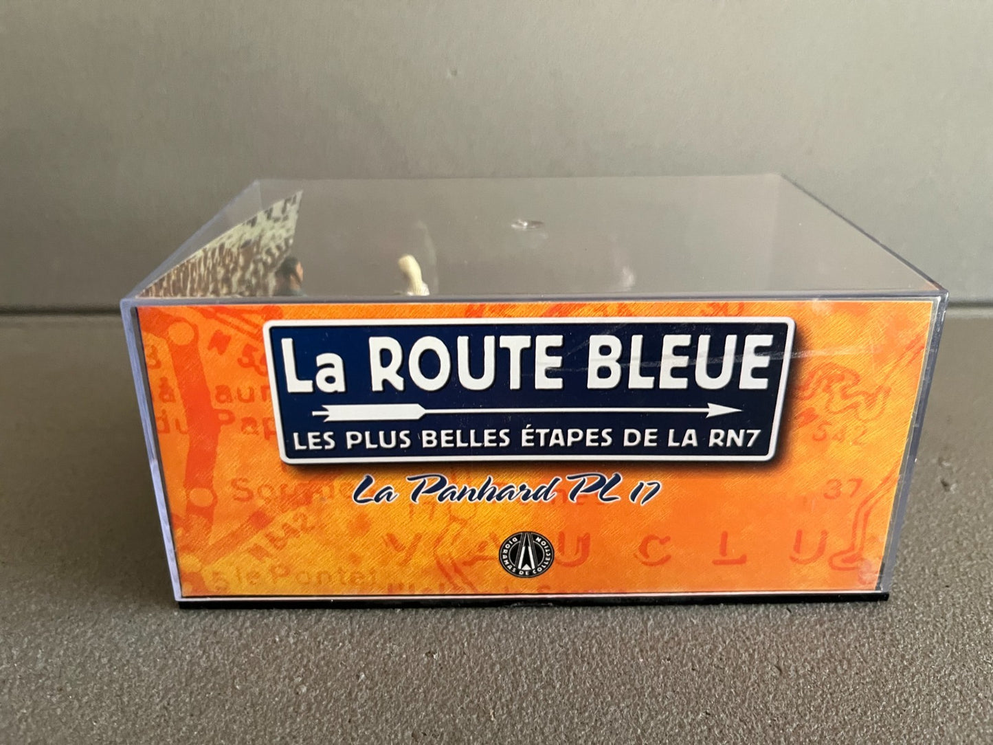 Voiture Miniature Panhard PL 17 Etape 45 La Route Bleue RN7 1/43