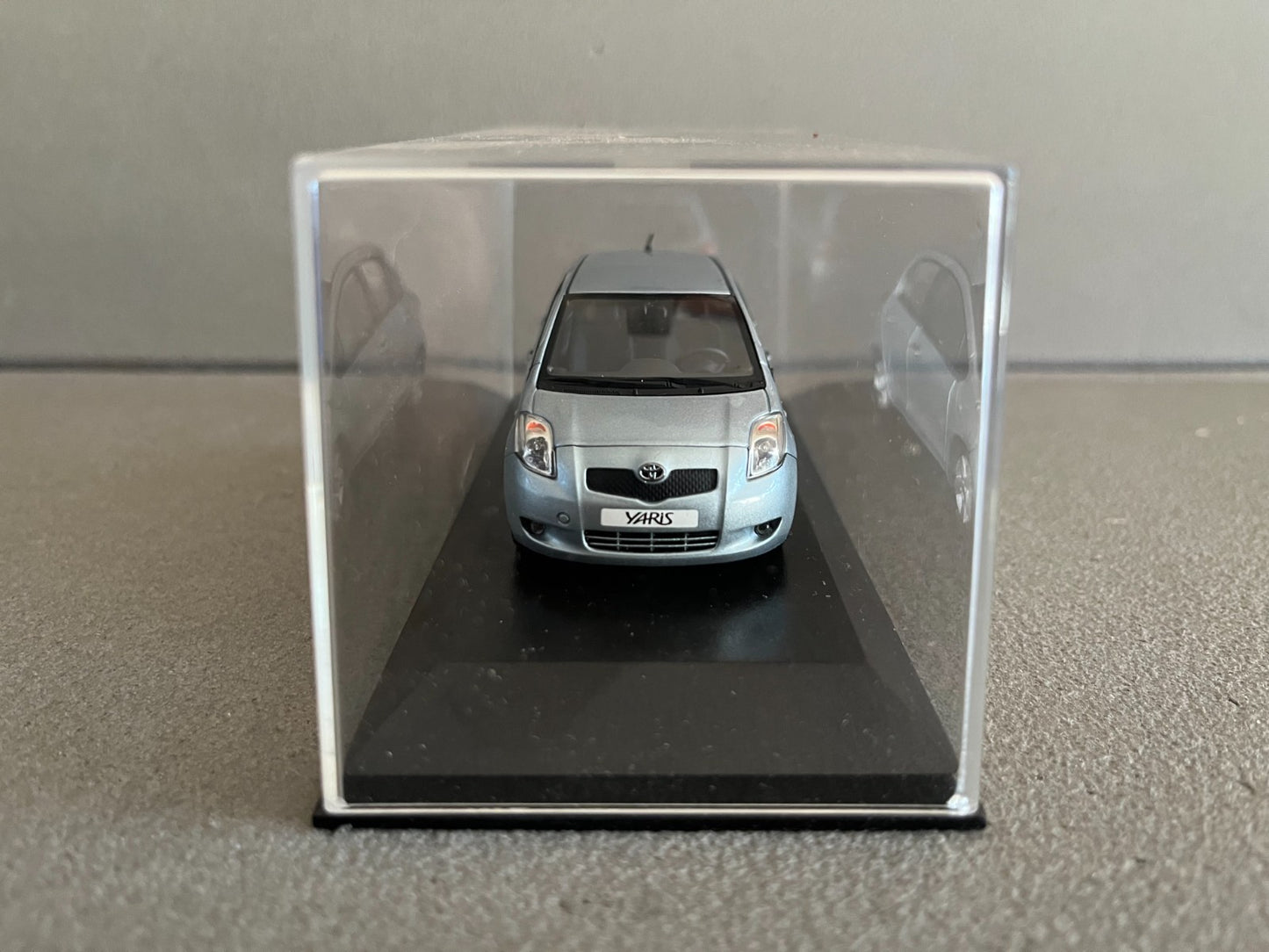 Voiture Miniature Toyota Yaris Minichamps au 1/43 Défauts