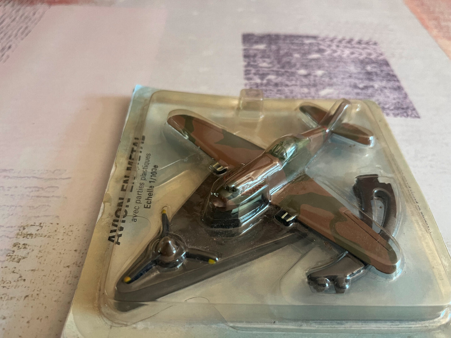 Avion miniature Militaire P-40B Tigres Volants au 1/100
