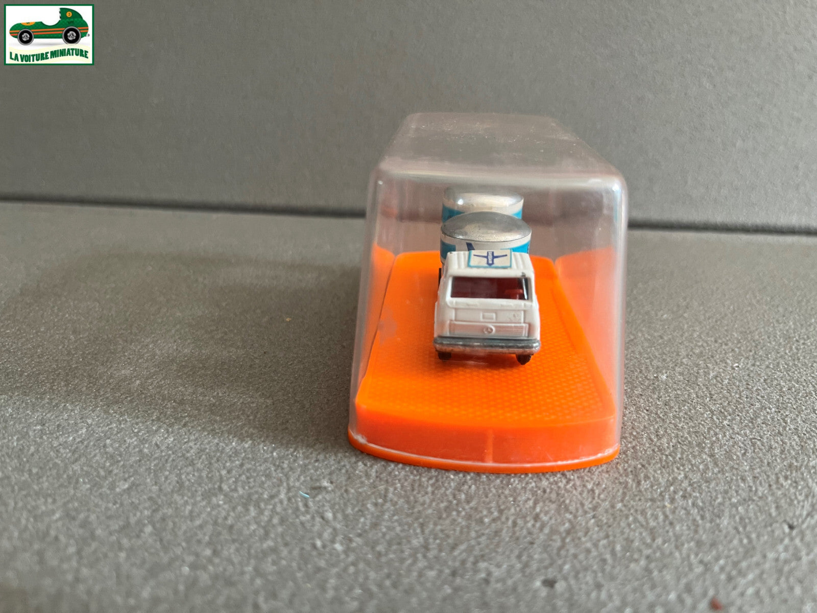 Voiture miniature Camion Mercedes Aeroport Guiloy Spain Echelle 1/124 Majorette