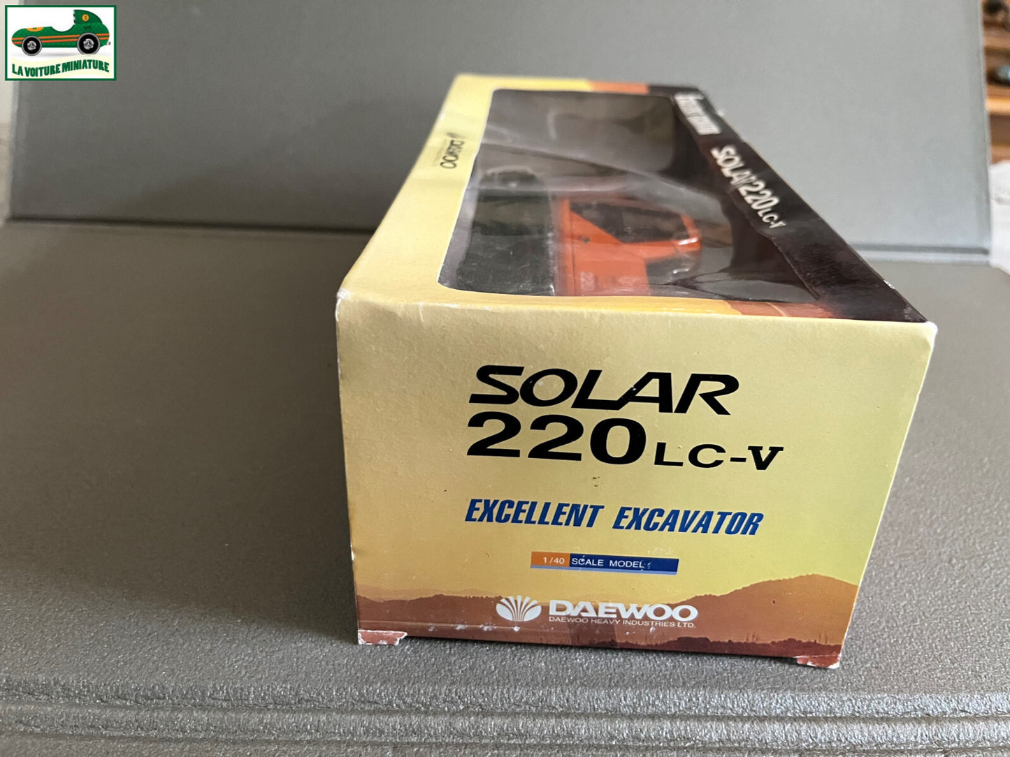 Miniature Véhicule de chantier Excavateur Daewoo Solar 220 LC-V au 1/40