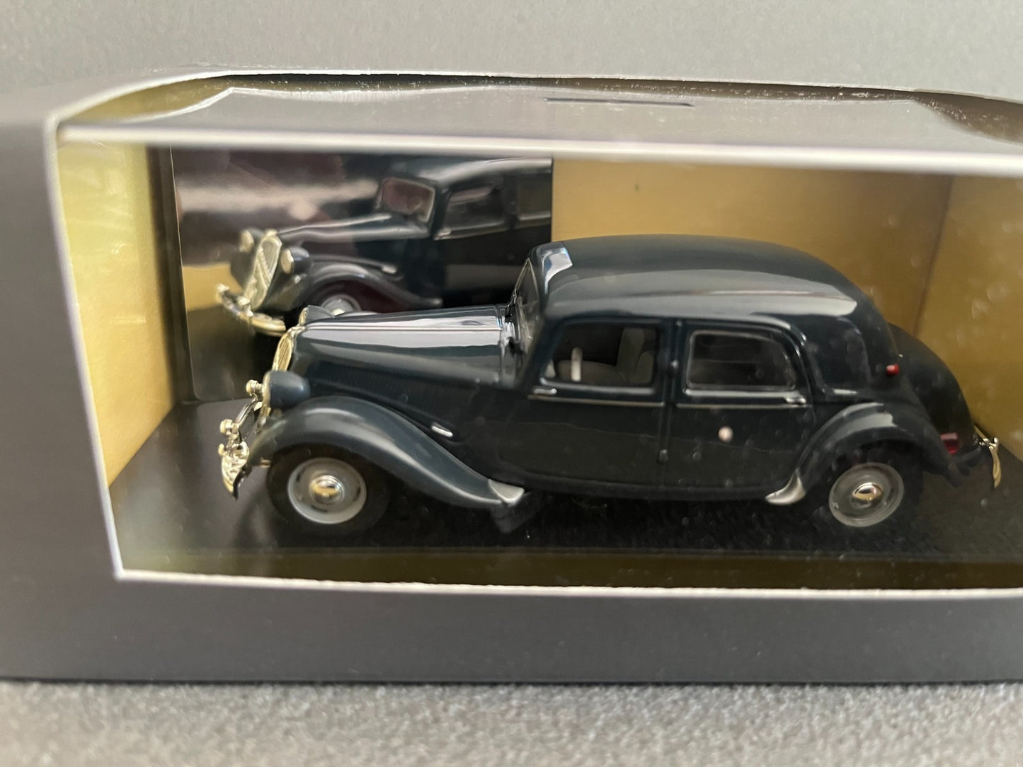 Voiture Miniature Citroen Traction 15 Six H 1954 Atlas Courtage 1/43