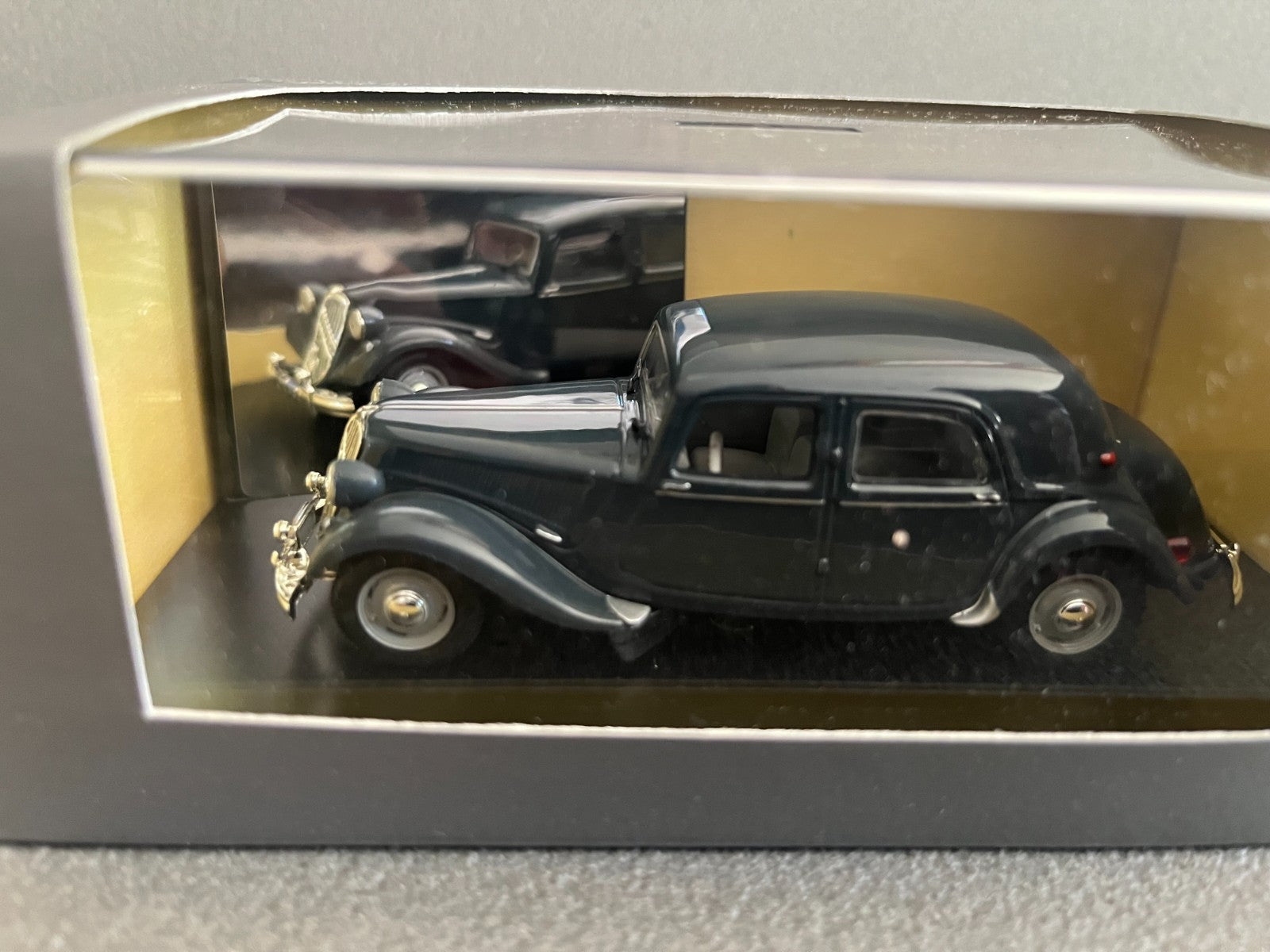 Voiture Miniature Citroen Traction 15 Six H 1954 Atlas Courtage 1/43
