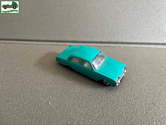 Ancienne Miniature Voiture Plastique Ford Taunus 17M Norev France 1/43 Epave