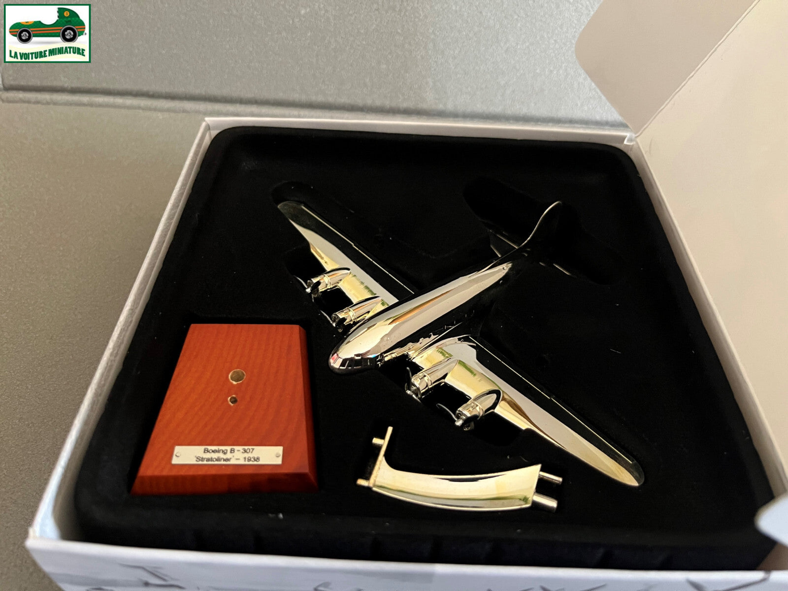 Avion miniature chrome Boeing B-307 Atlas Silver Classics au 1/200