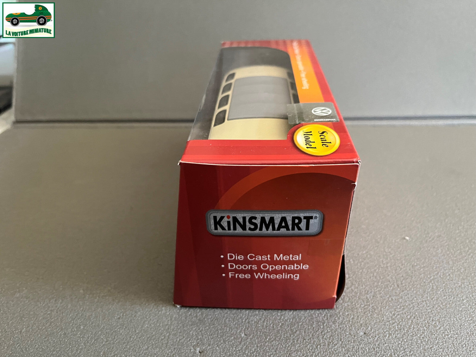 Voiture miniature Volkswagen Combi Samba Bus Kinsmart au 1/24