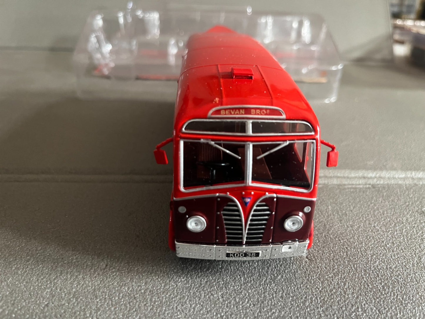 Voiture miniature AEC Regal III Dorsal Fin 1/43 Autobus Autocars du Monde