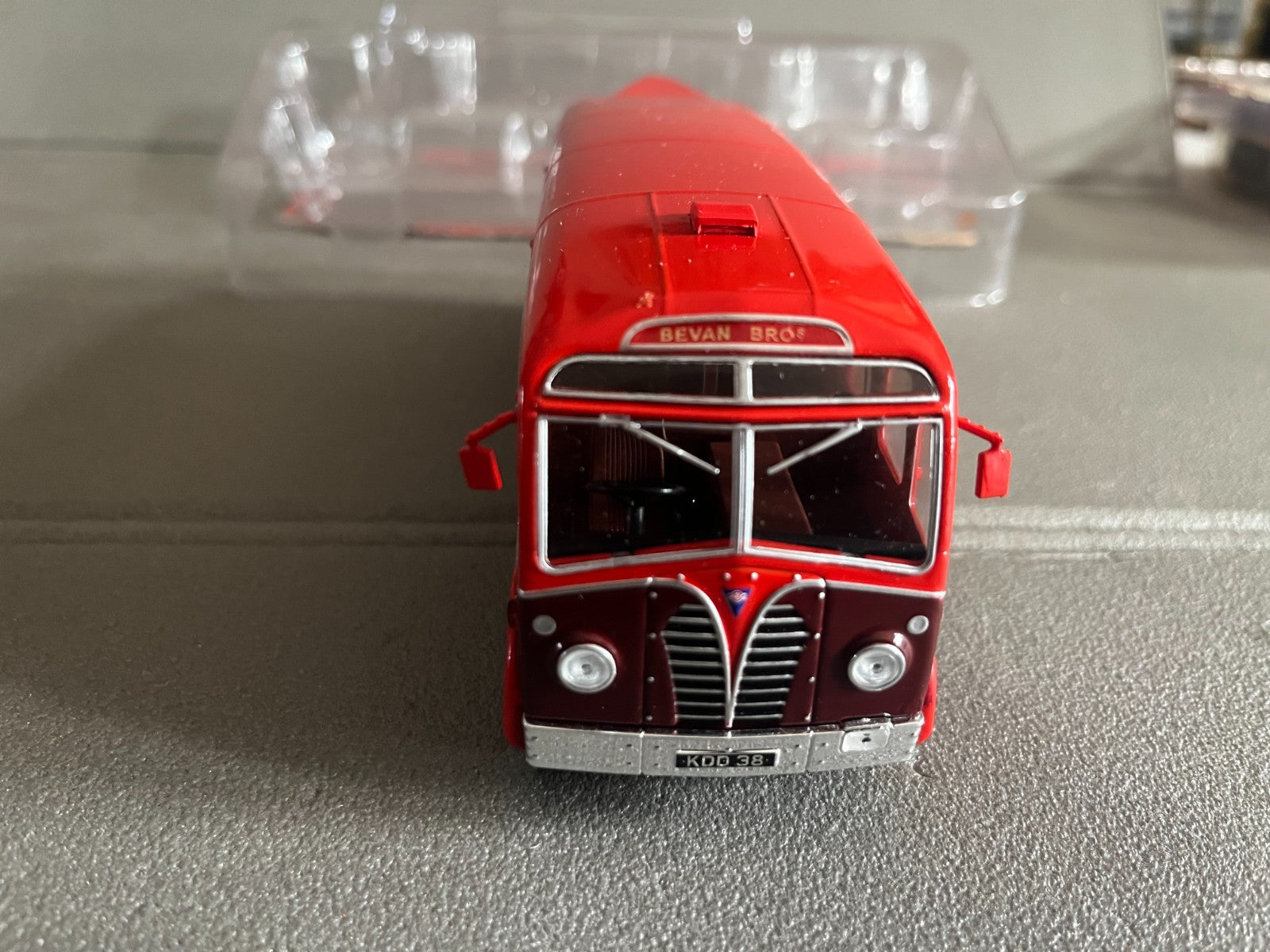 Voiture miniature AEC Regal III Dorsal Fin 1/43 Autobus Autocars du Monde