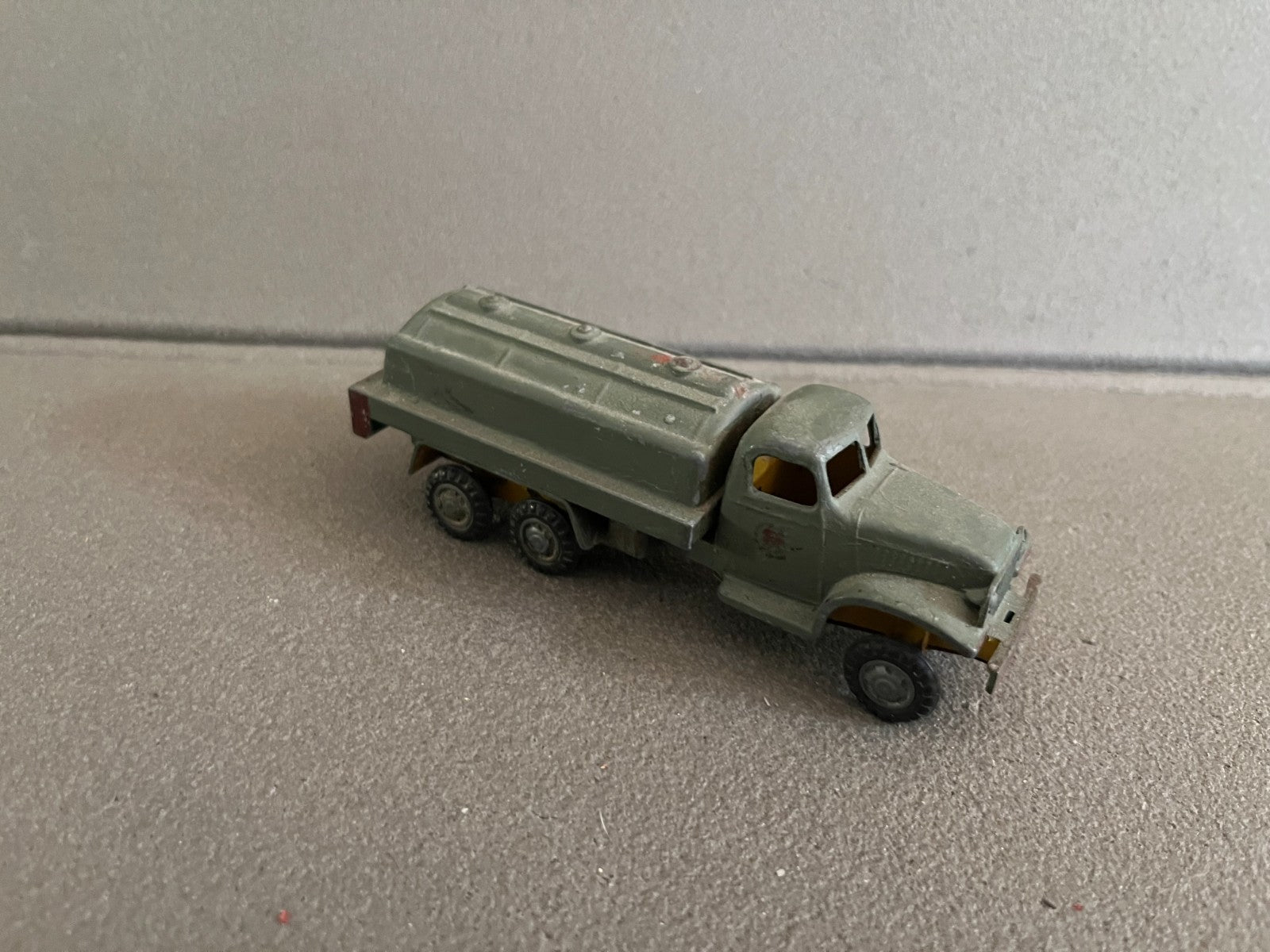 Ancienne Miniature Camion Citerne Militaire France Jouets Epave