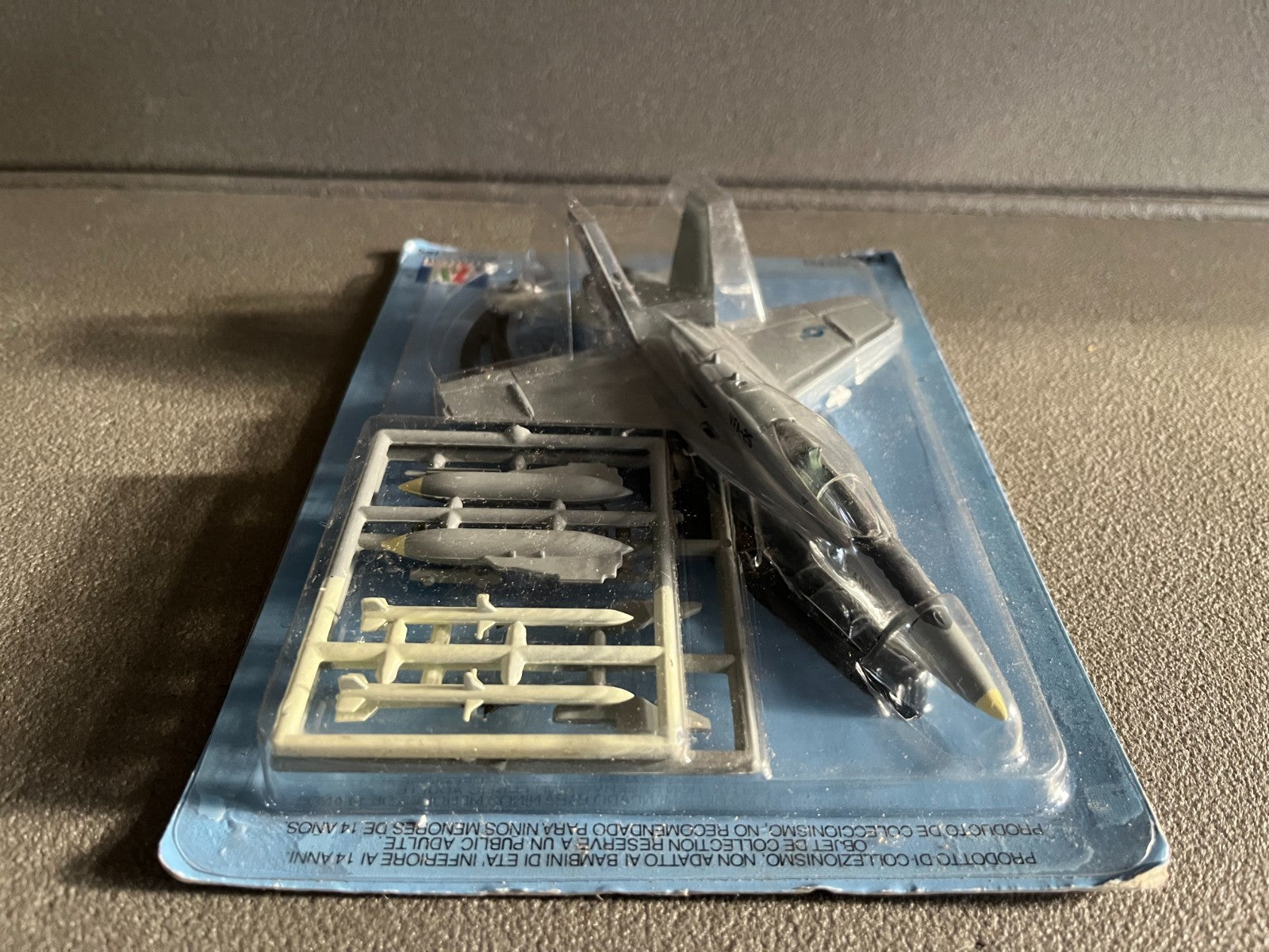 Avion miniature Militaire F/A-18 Hornet Fabbri Italeri 1/100
