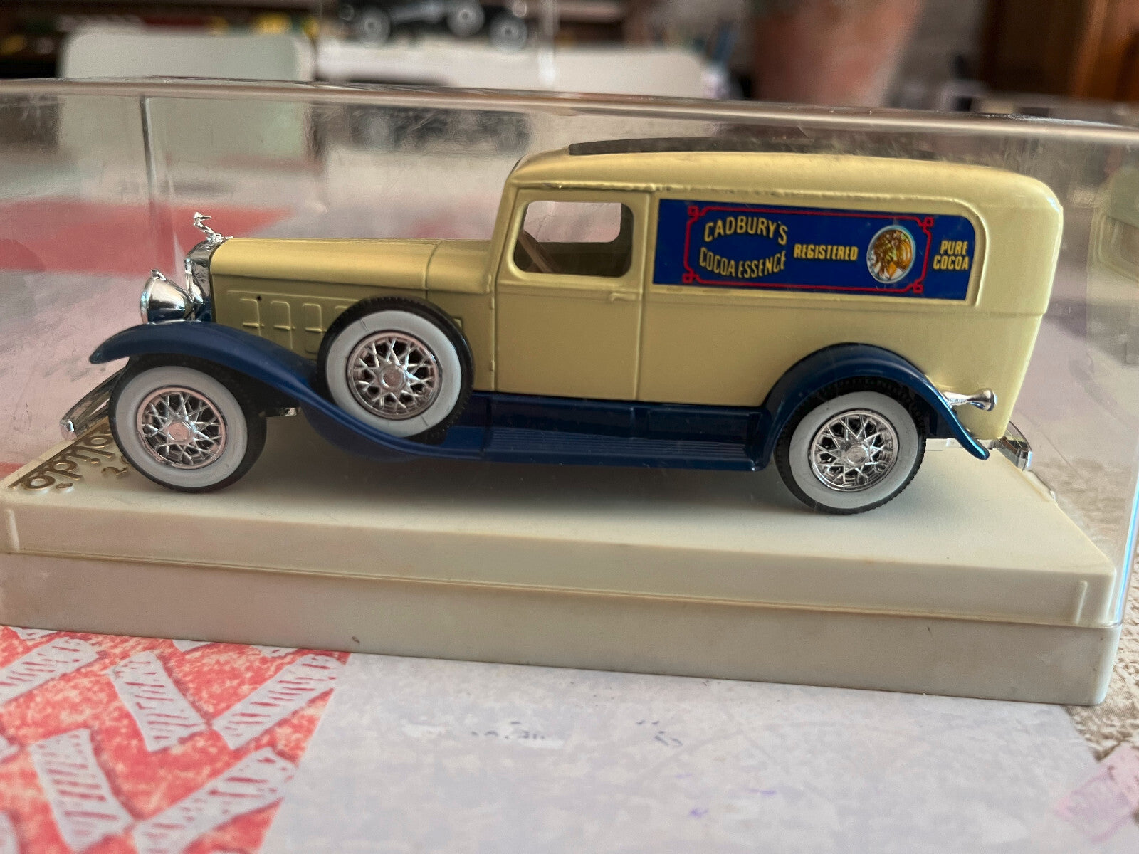 Voiture miniature Cadillac Commerciale 4060 Cadbury's Solido France au 1/43
