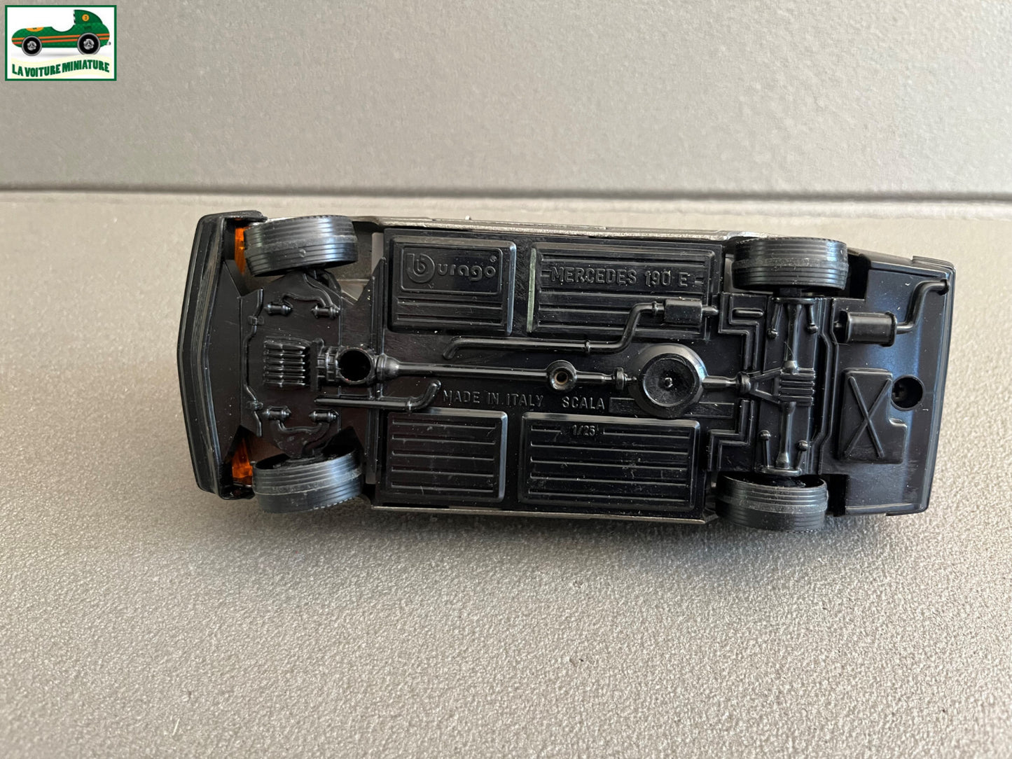 Ancienne Miniature Voiture Mercedes 190E Burago 1/25