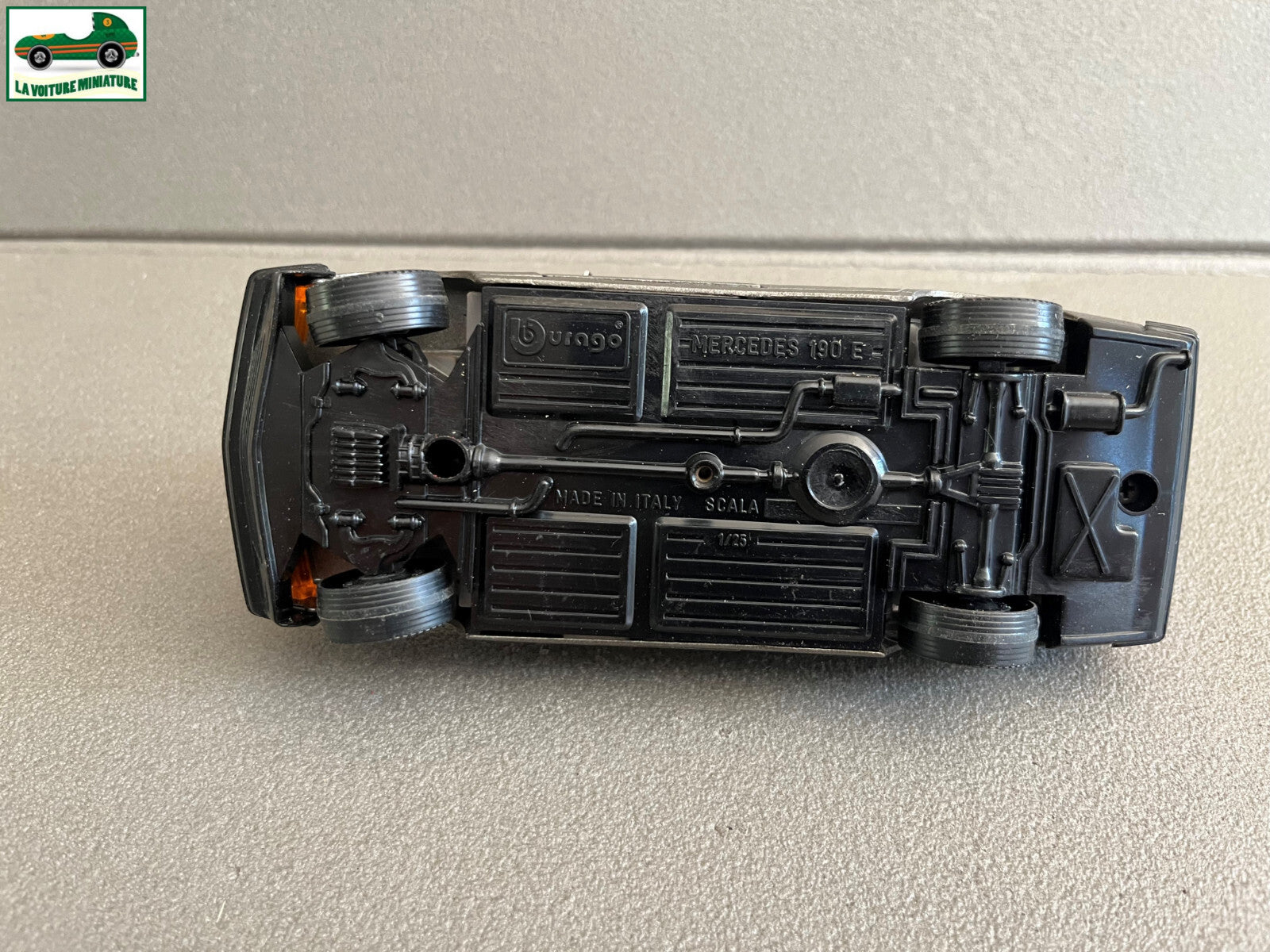 Ancienne Miniature Voiture Mercedes 190E Burago 1/25