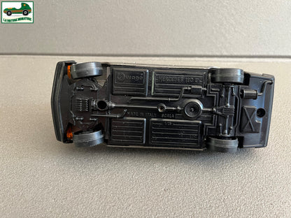 Ancienne Miniature Voiture Mercedes 190E Burago 1/25