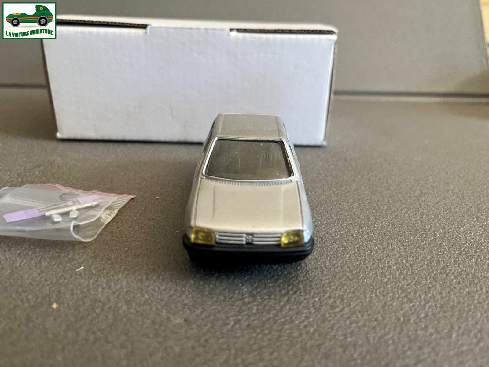 Voiture Miniature Kit résine monté Peugeot 205 5 Portes MVI France au 1/43