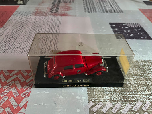 Voiture miniature Traction Citroen 15 CV 1952 Limited Pompiers Solido au 1/43