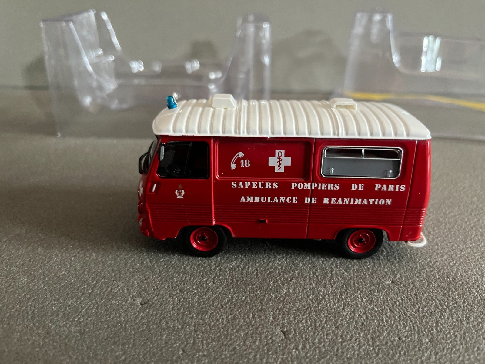 Voiture miniature Camion Peugeot J7 Ambulance Paris Pompiers Hachette 1/43