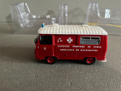 Voiture miniature Camion Peugeot J7 Ambulance Paris Pompiers Hachette 1/43