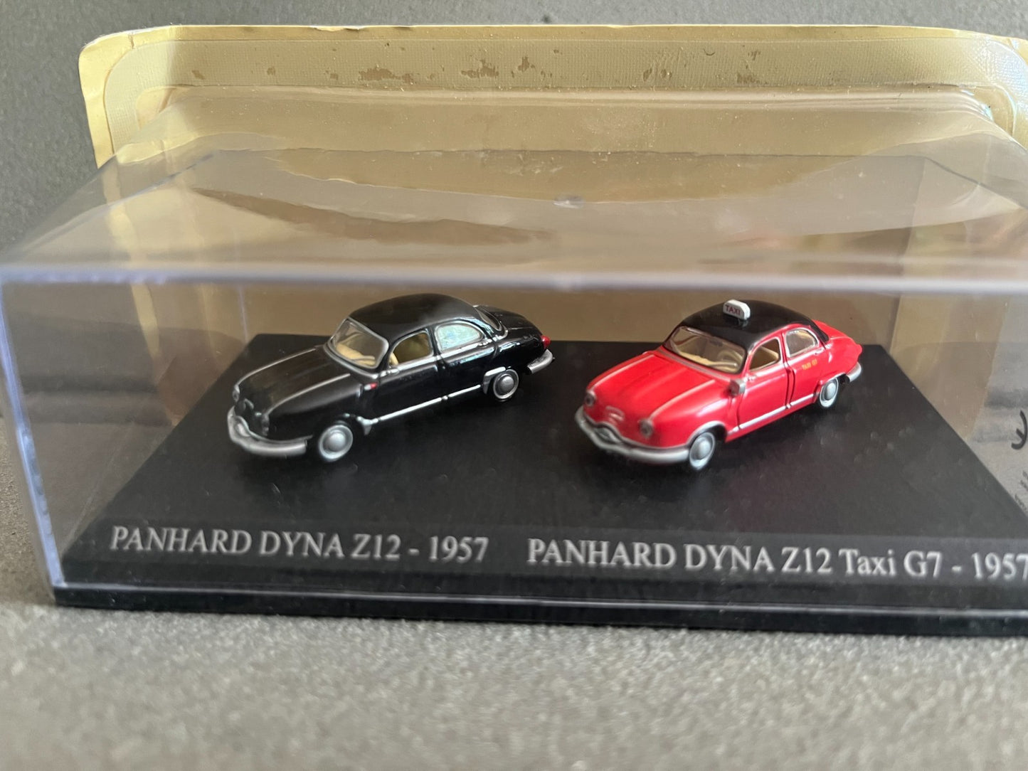 Voiture Miniature Duo Panhard Dyna Z12 1957 Taxi G7 Universal Hobbies 1/87 HO