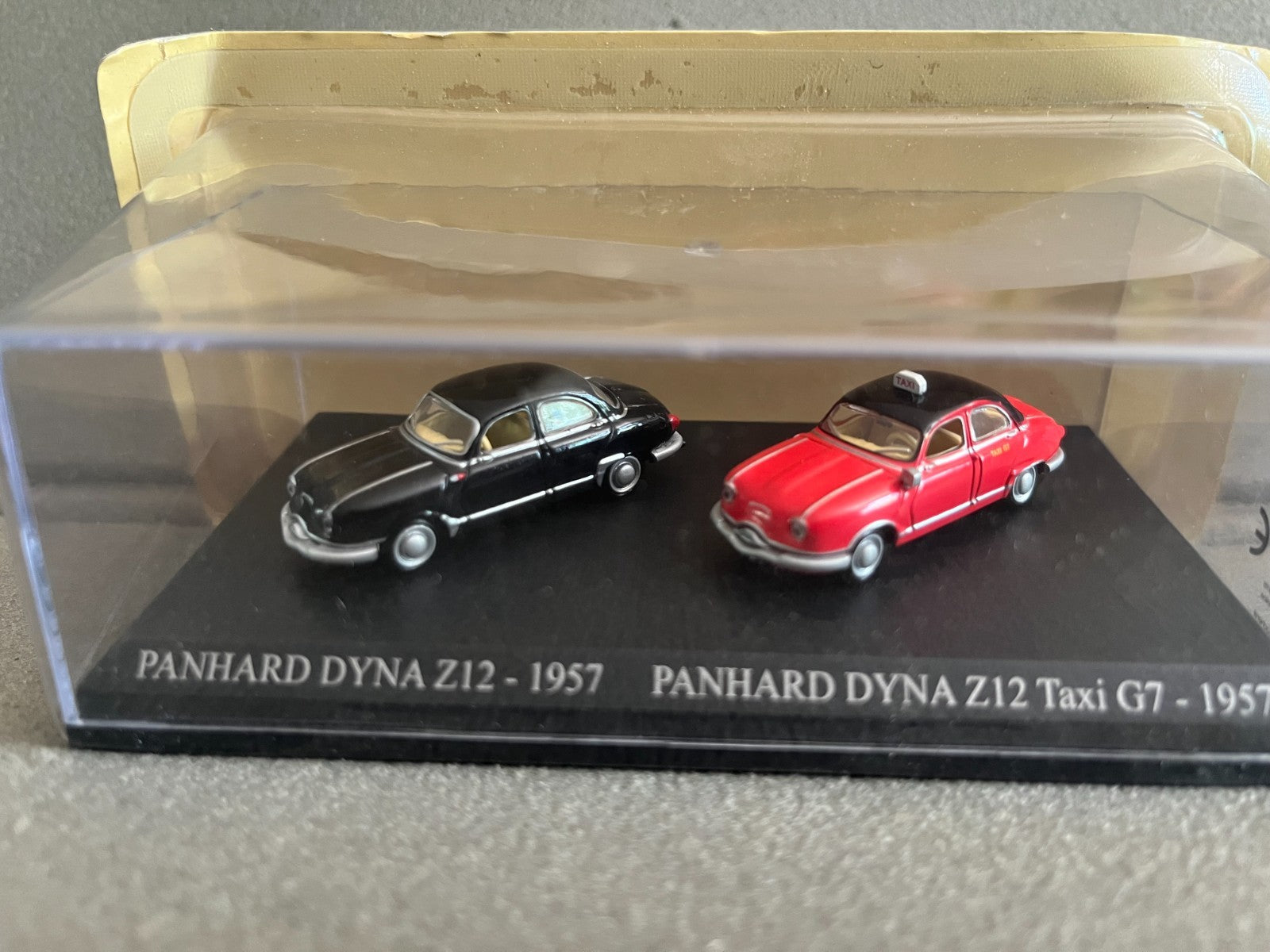 Voiture Miniature Duo Panhard Dyna Z12 1957 Taxi G7 Universal Hobbies 1/87 HO