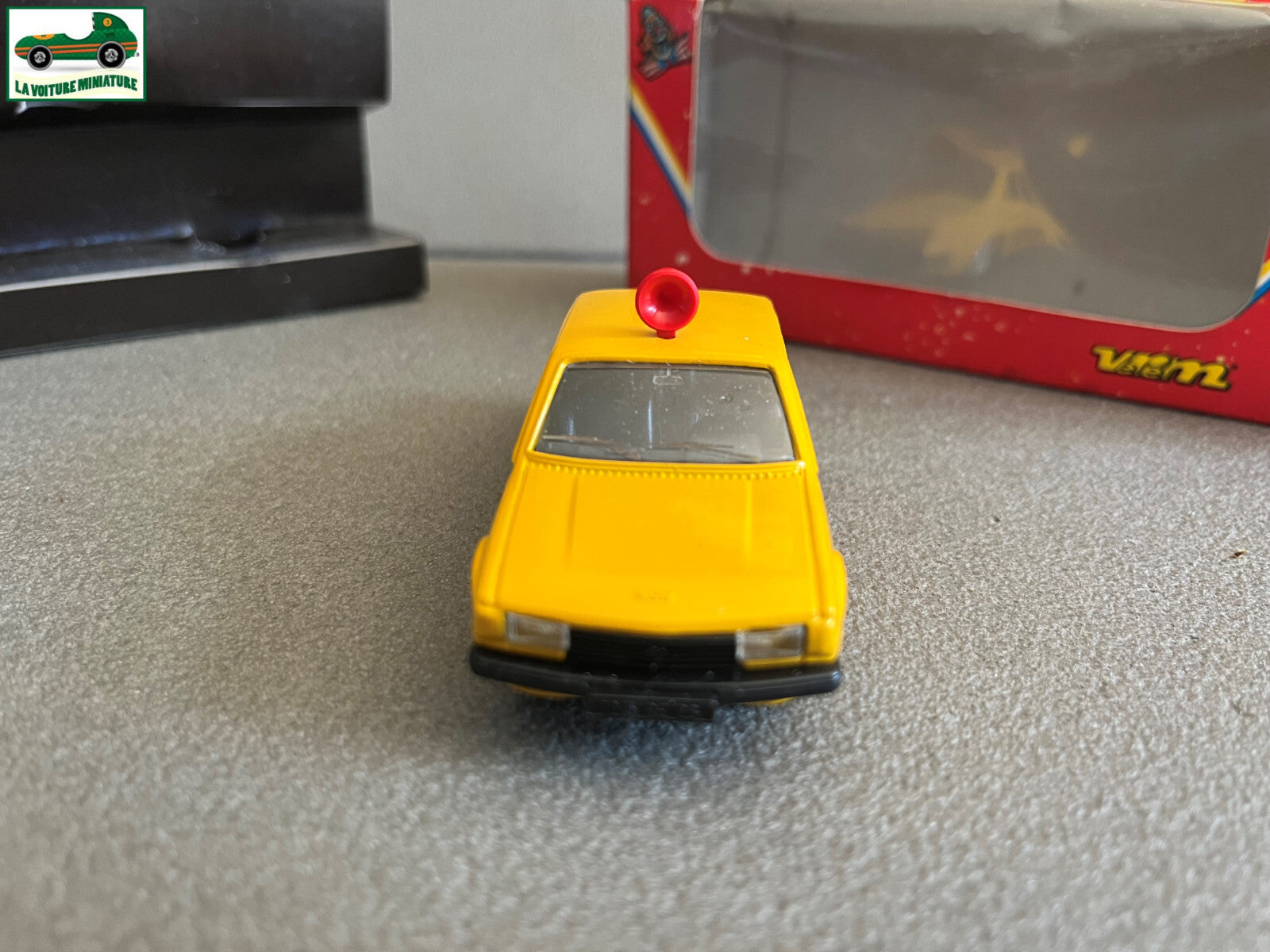 Voiture Miniature Peugeot 305 Pinder Verem au 1/43