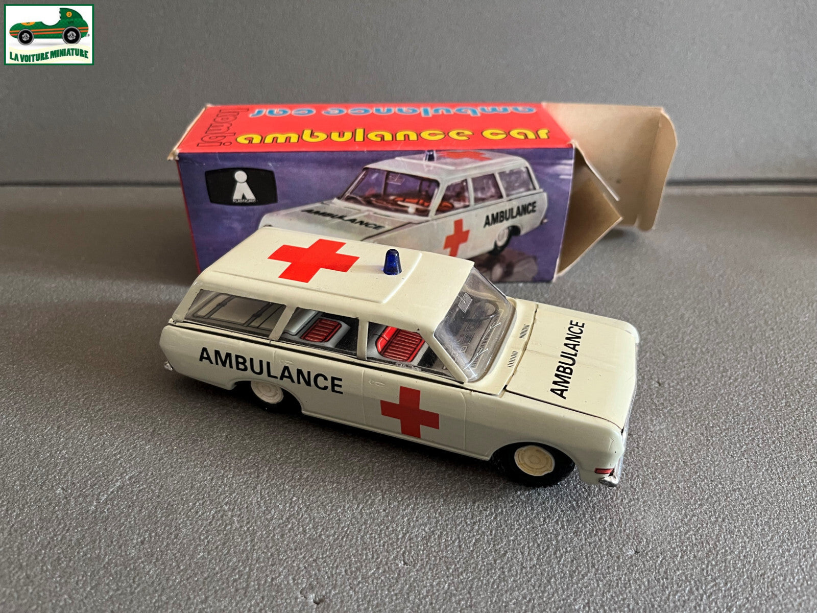 Ancien Jouet Voiture Plasticart Kombi Ambulance Car Tole Metal Made in GDR 1/30
