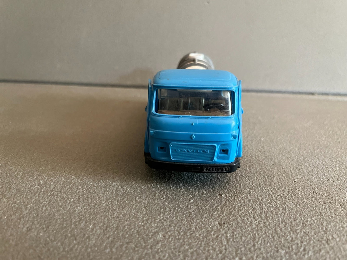 Ancienne Voiture Miniature Plastique Saviem SM 5C Transport Lait Norev au 1/43