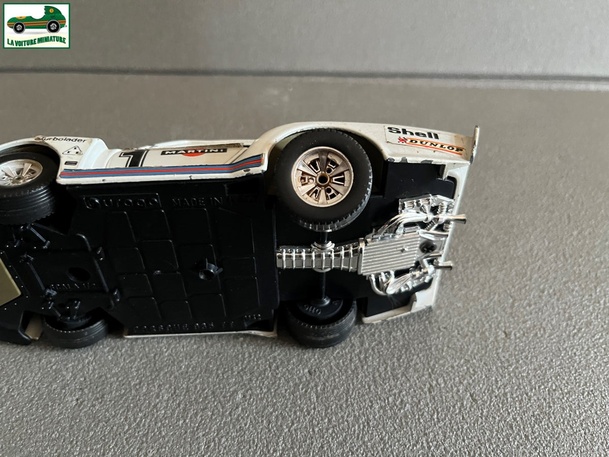 Ancienne Voiture Miniature Porsche 935 TT Martini Racing Burago au 1/24 Epave