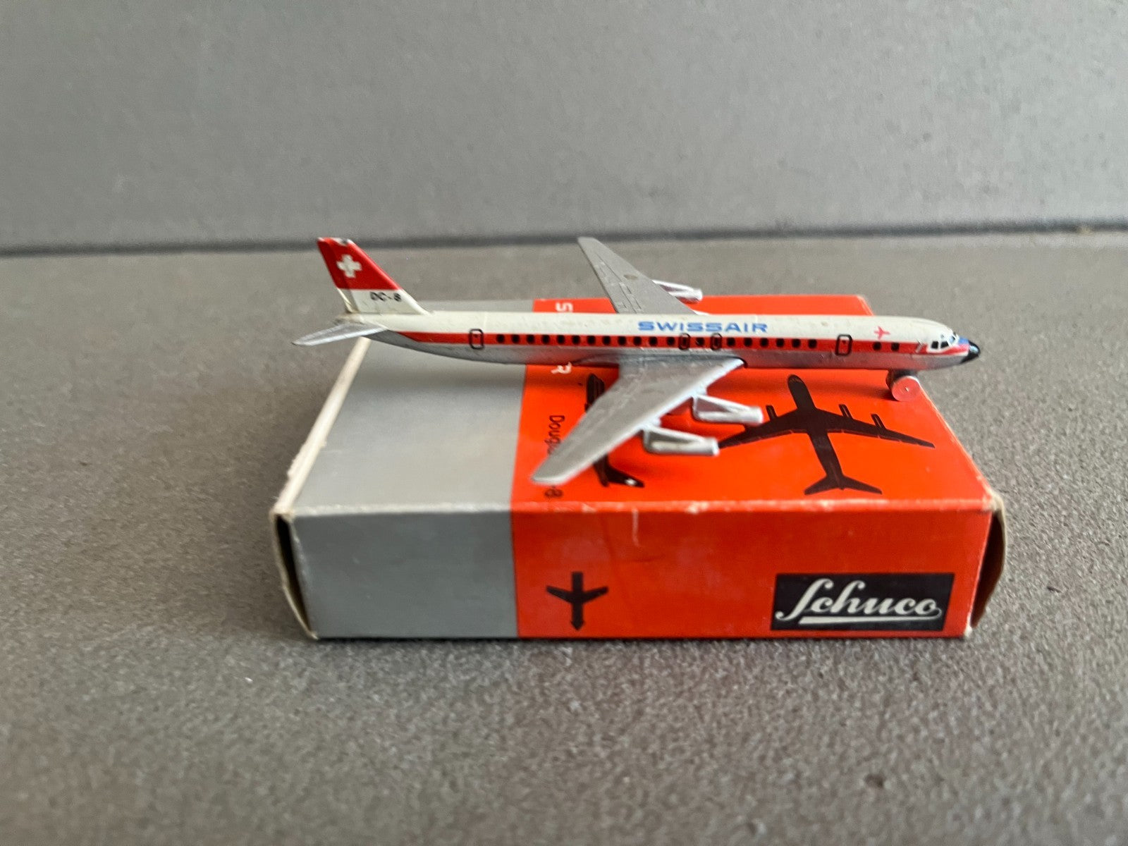 Ancien Avion miniature Douglas DC-8 Swissair Schuco Piccolo