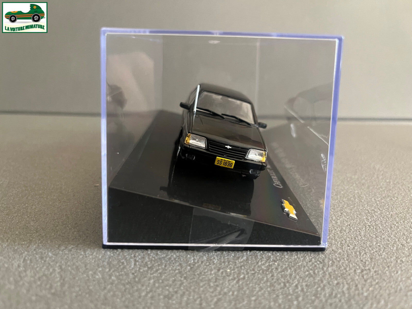 Voiture miniature Américaine Chevrolet Monza 500 EF 1990 au 1/43