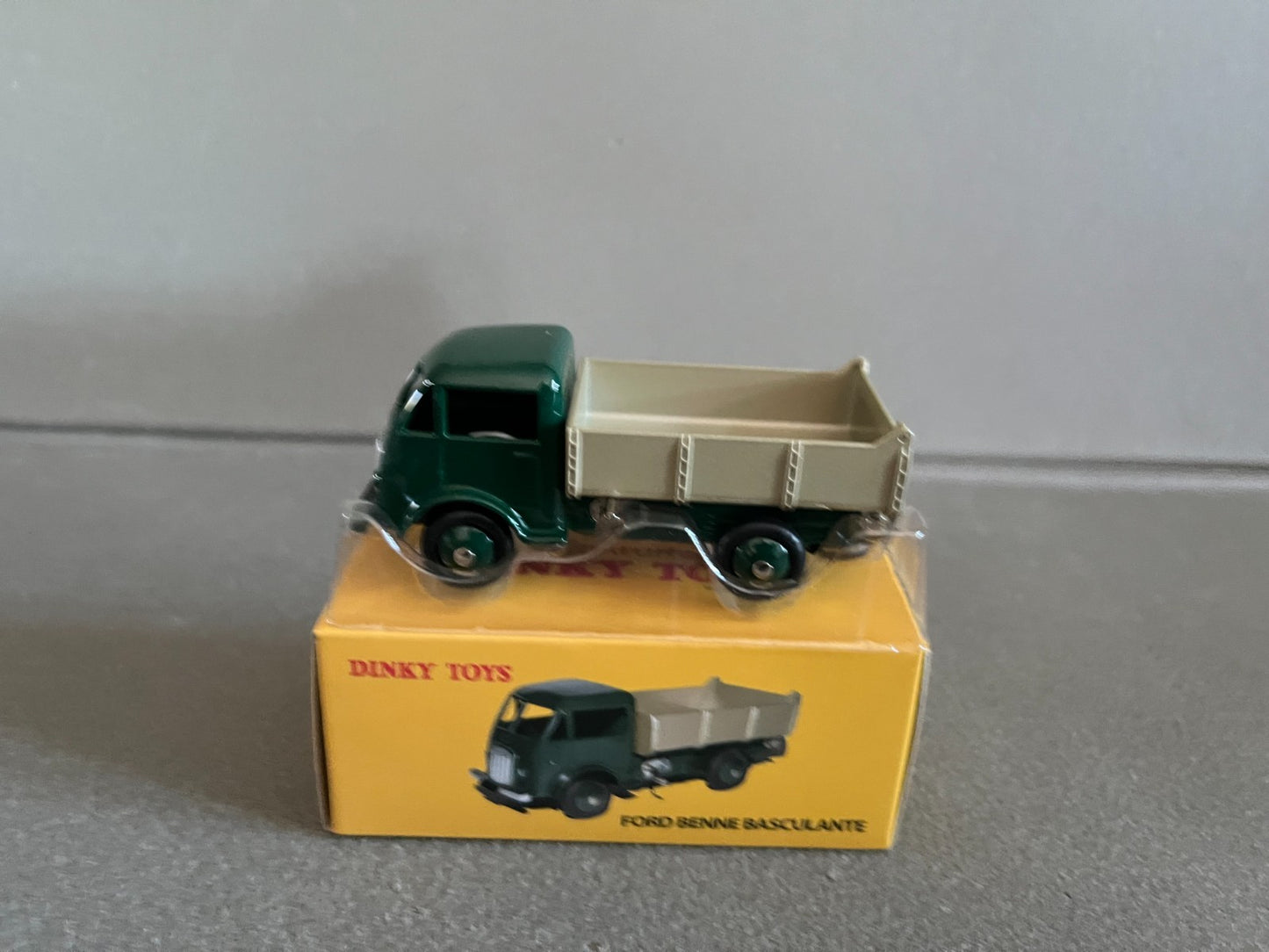 Voiture miniature Camion Ford Benne Basculante 25M Dinky Toys Atlas