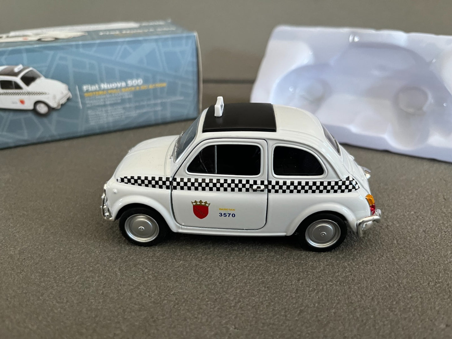 Voiture Miniature Fiat Nuova 500 Rome Taxi du Monde Welly 1/38