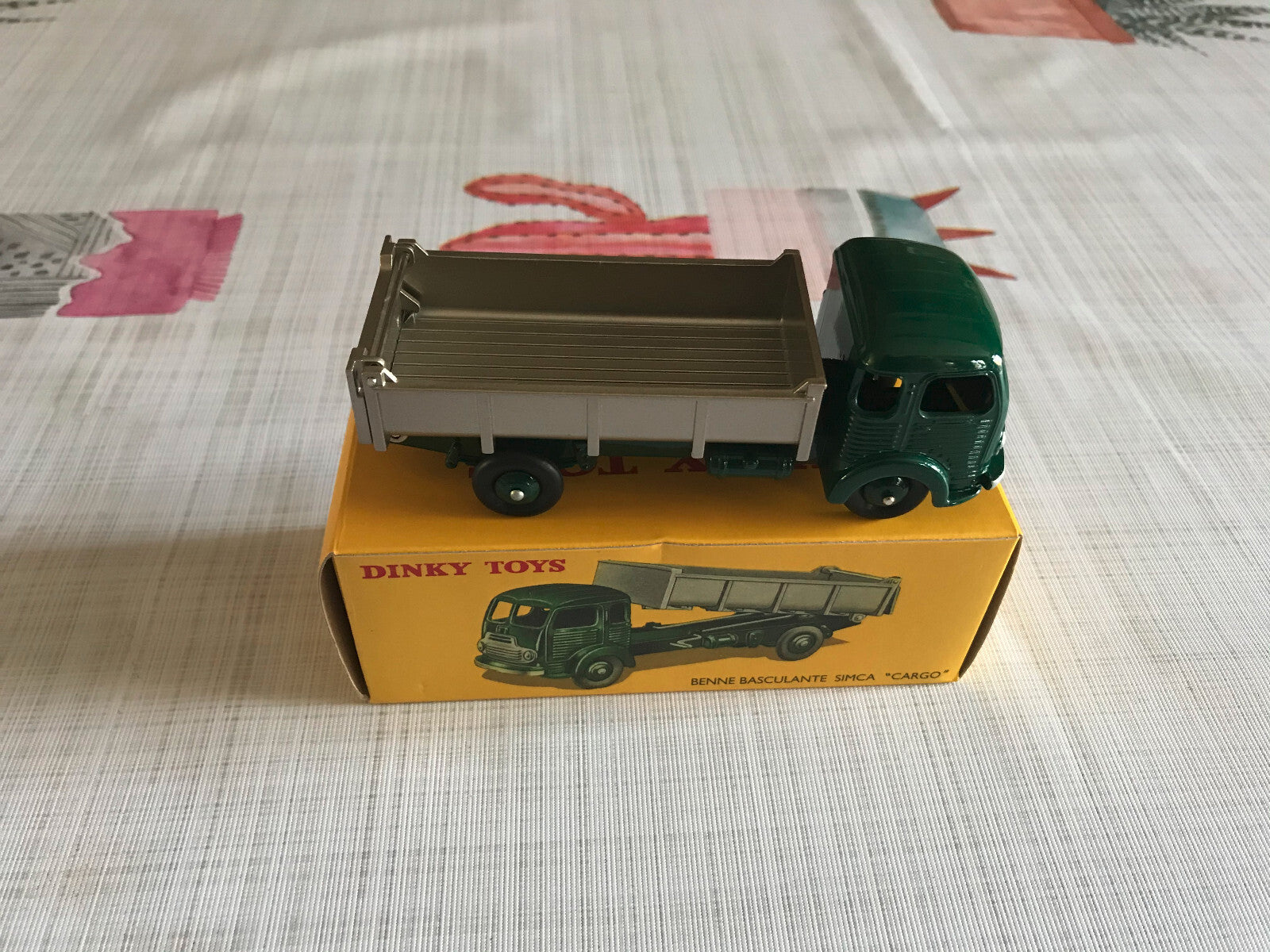 Voiture miniature Camion Benne Basculante Simca Cargo Dinky Toys Atlas