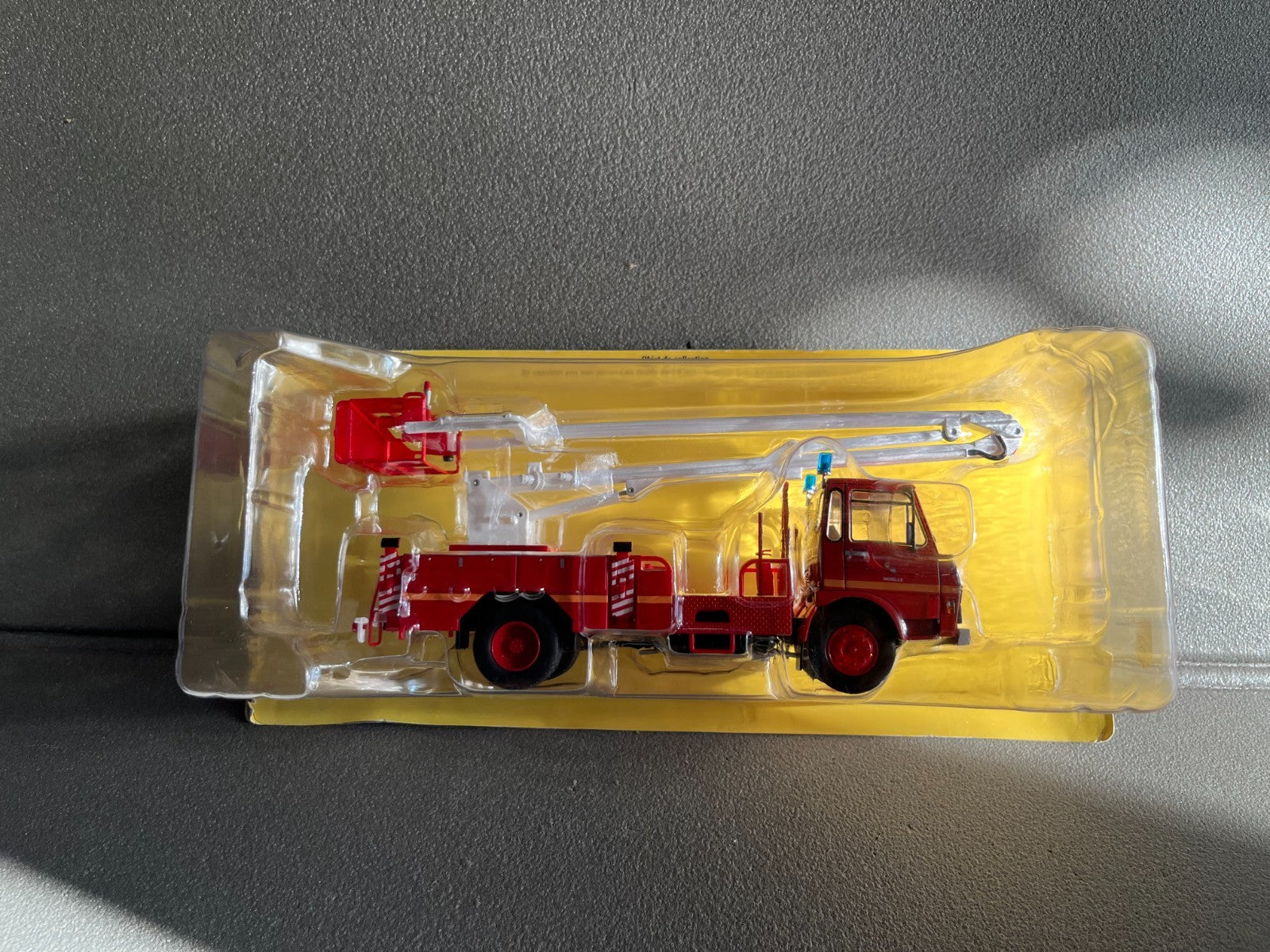 Voiture miniature Camion Berliet KB Nacelle Pompiers Hachette 1/43