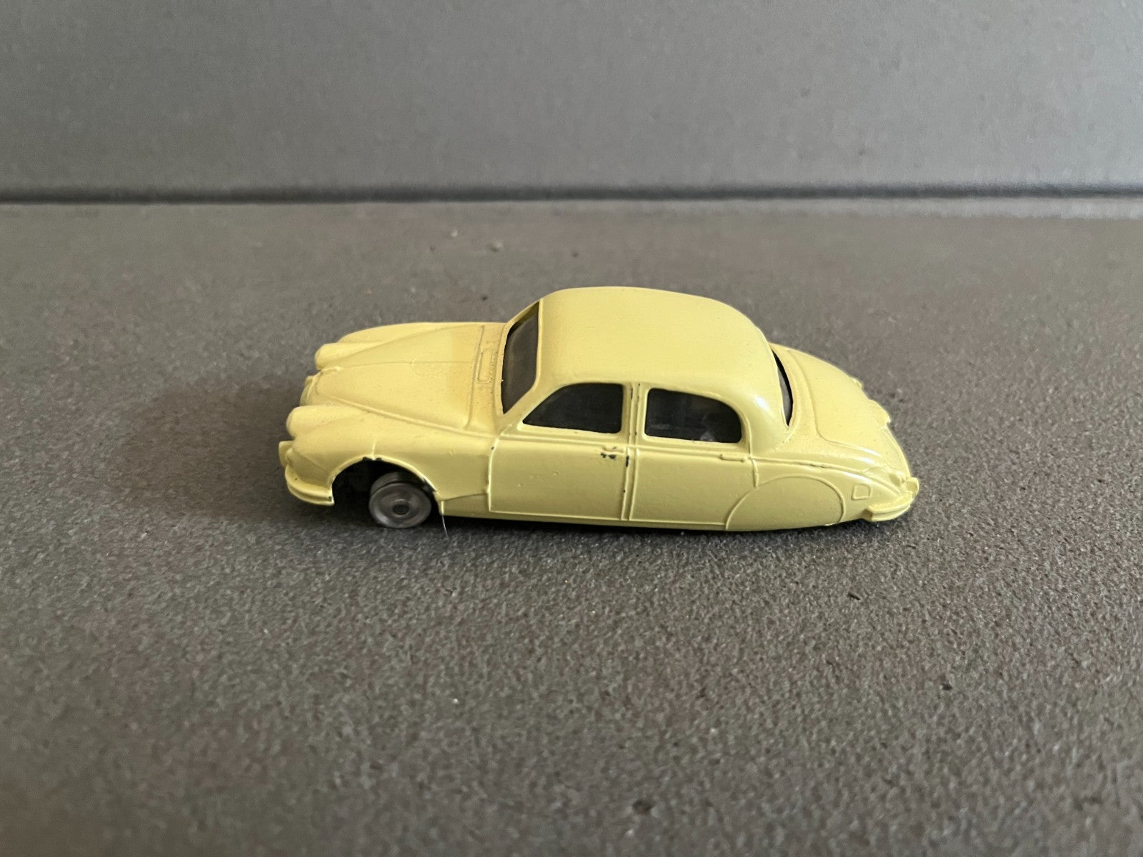 Ancienne Miniature Voiture Jaguar 2.4 Litre Corgi Toys Gt Britain Epave