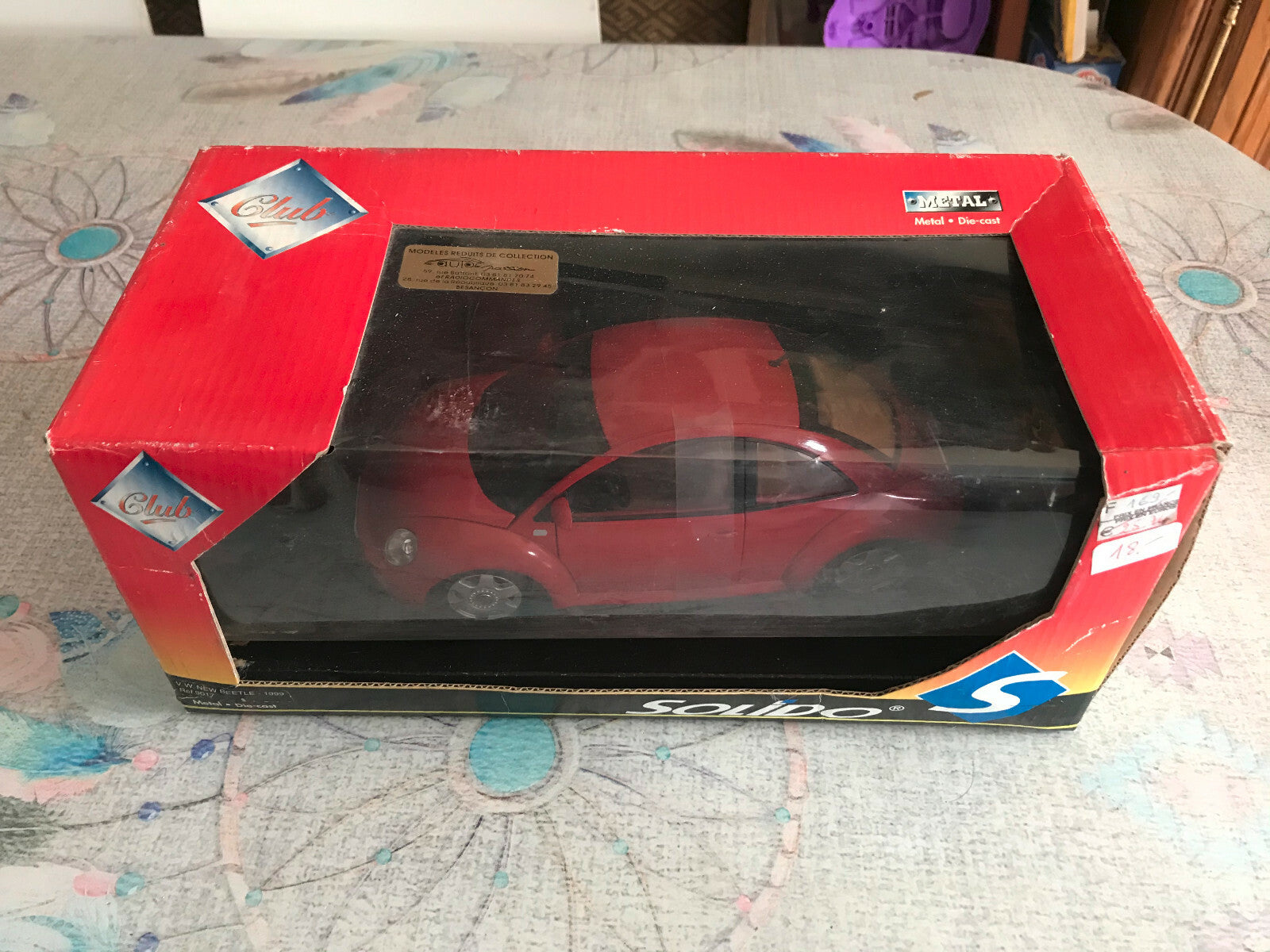 Voiture miniature Volkswagen VW New Beetle 1999 Solido Ref 9017 au 1/18