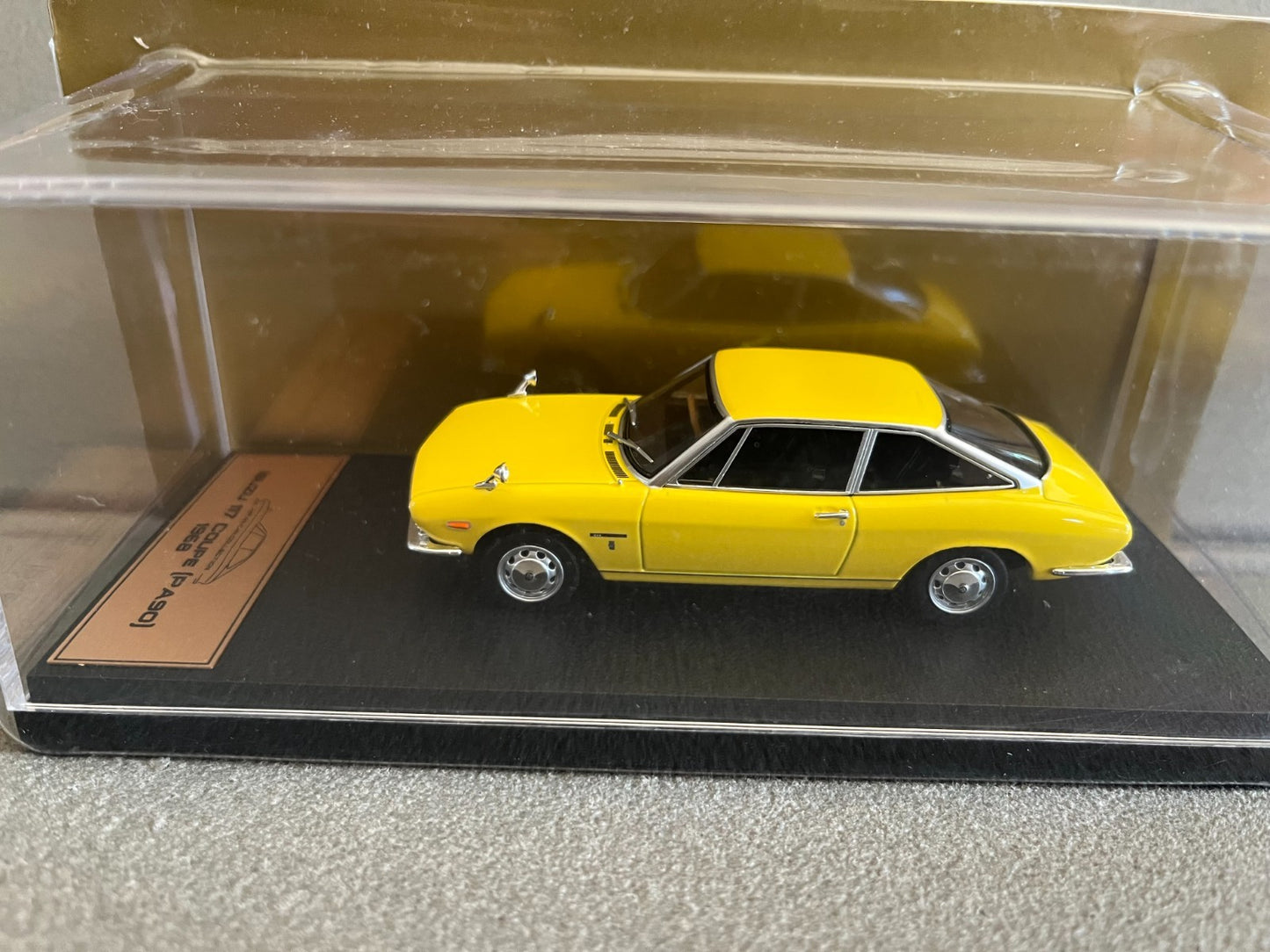 Voiture miniature Collection Isuzu 117 Coupé 1968 Hachette Japon 1/43